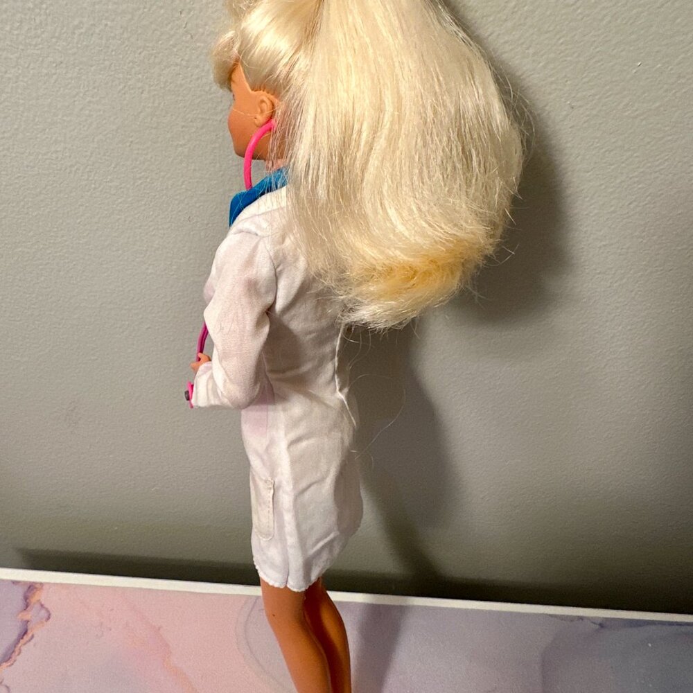 1993 Doctor Barbie - Picture 4 of 4
